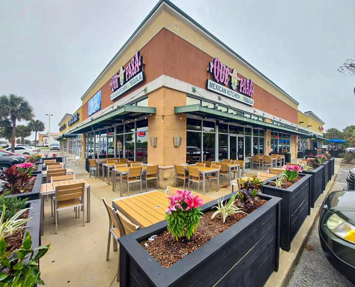 Que Pasa Destin storefront with its patio at Palms Station